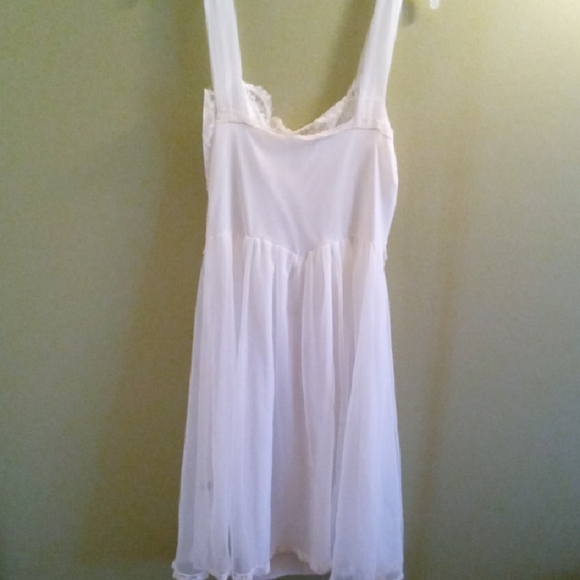 Womans Vintage 36c White Lace Sheer Chemise with Airy Fit and Floral Details - Picture 8 of 8